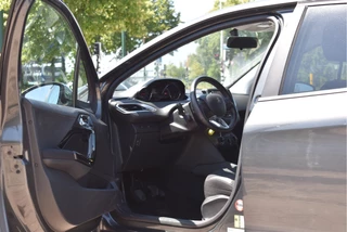 Peugeot 208 1.2 PureTech Style  | NL-Auto | Navi | Cruise Control | Airco | Bluetooth | Park.sensoren | LM-Velgen | NAP / 15