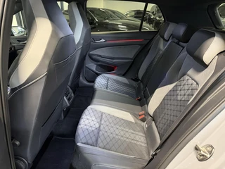 Volkswagen Golf 1.5 eTSI R-Line Pano Virtual Camera IQ Light / 36