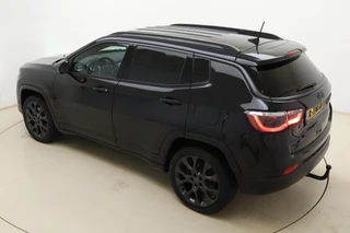 Jeep Compass 4xe 240 Plug-in Hybrid Electric S Automaat | Lederen bekleding | Trekhaak | Camera | Keyless | Lichtmetalen velgen black | Climate control / 5