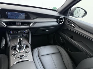 Alfa Romeo Stelvio 2.2 JTD AWD Veloce Automaat | VAN: € 34.900- VOOR: € 32.877,- UW HERFSTVOORDEEL: € 2.023,- | CAMERA| STOEL + STUURVERWARMING + MEMORY| KEY LESS ENTRY | LEDER | ADAPT. CRUISE CONTROL | 12 MND BOVAG GARANTIE / 29