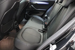 BMW X2 sDrive20i High Executive M Sport Pakket Automaat  / Navigatiesysteem Plus / Leder / Panoramadak / Stoelverwarming / LED / Harman Kardon / 19 Inch / Head-Up Display / Parkeersensoren voor+achter / Climate Control / Shadow Line / 15