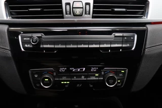 BMW X1 sDrive20i High Executive xLine Automaat  / Navigatiesysteem Plus / Trekhaak / Achteruitrijcamera / Leder / Head-Up Display / 19 Inch / Adaptieve LED-koplampen / Hifi / Sportstoelen / DAB / Stoelverwarming / Extra Getint Glas / Lichtpakket / 24