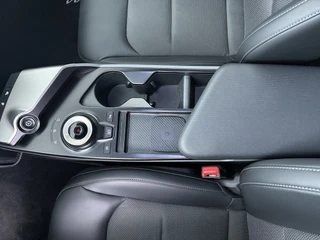 Kia EV6 Air 84 kWh  - Stoel-/stuurverwarming - Cruise Control Adaptief - Climate Control - CarPlay - Fabrieksgarantie tot 05-2033 / 33