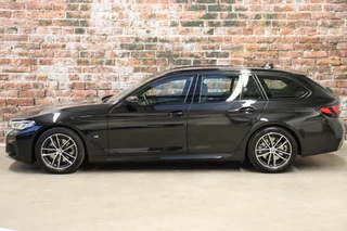BMW 5 Serie Touring 520i High Executive M Sport Pakket Automaat  / Trekhaak / Navigatie Professional / Achteruitrijcamera / Comfortstoelen / DAB / Apple Carplay / Stoelverwarming / Adaptief Onderstel / Cruise Control / LED / 4