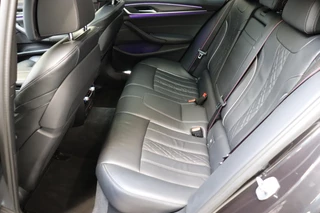 BMW 5 Serie Touring 520i High Executive M Sport Pakket Automaat  / Trekhaak / Panoramadak / Stoelverwarming / Nappa Leder / Comfortstoelen / Achteruitrijcamera / Apple Carplay / Driving Assistant / Cruise Control / Navigatie Professional / Adaptief Onderstel / 16