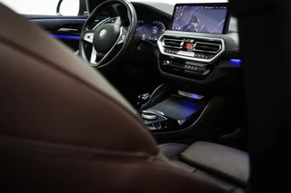 BMW X4 xDrive20i Business Edition Plus | PANORAMADAK | HEAD UP | HOUTAFWERKING | STUURVERWARMING | 19" / 16