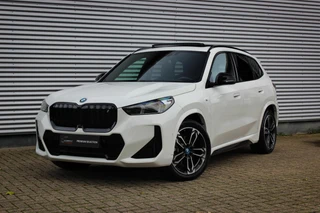 BMW iX1 xDrive30 67 kWh // 99,2% SoH | M-Sport | Panoramadak | Harman Kardon | HUD | 360 CAM | Massage| Elek. + Memory | Sfeerverlichting / 10