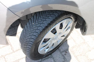 Toyota Yaris 1.3 VVT-I ASPIRATION Navigatie / Trekhaak / Cruise control / 8