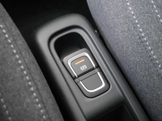 Leapmotor T03 Design 37.3 kWh | Nieuwe auto | Snel leverbaar! | Actieradius van 265 km (WLTP) Gecombineerd | Camera | Panoramadak | Adaptive cruise control | Dodehoek detectie | Lichtmetalen velgen / 32