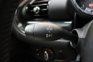 MINI Clubman Cooper Serious Business / Navigatiesysteem Professional / Panoramadak / Harman Kardon / Climate Control / 17 Inch / LED-koplampen / Parkeersensoren / Cruise Control / Lichtpakket / 34