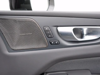 Volvo XC60 2.0 T6 AWD+ Black Edition Leder | Pano | 360 cam | Lighting Pack / 54