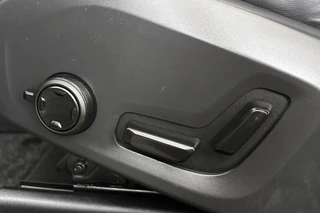 Volvo XC60 2.0 T6 Plug-in hybrid AWD R-Design Pano Trekhaak Harman Kardon Stoelverwarming 21" / 21