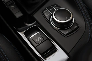BMW X1 sDrive18i High Executive M Sport Pakket Automaat  / Navigatiesysteem Professional / Panoramadak / 18 Inch / LED / Stoelverwarming / Achteruitrijcamera / Extra Getint Glas / Harman Kardon / Shadow Line / Parkeersensoren voor+achter / 19
