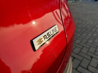 Renault Captur 1.3 TCe 160 EDC R.S. Line  | Automaat | All Seasons | Navigatie | Groot Scherm | Achteruitrijcamera + Parkeersensoren | Draadloze Telefoonlader | Climate Control | Luxe Pook | Apple CarPlay/Android Auto / 48