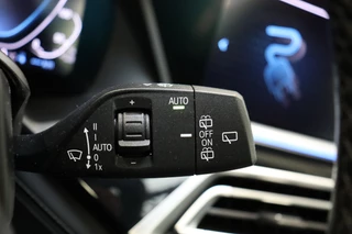 BMW X5 xDrive45e High Executive xLine Automaat  / Panoramadak / SOH 82% / Live Cockpit Professional / Trekhaak / Luchtvering / Stoelventilatie / Personal CoPilot Pack /  Comfortstoelen / Nappa Leder / Harman Kardon / Stoelverwarming / Head-Up Display / Active Steering / Individual Dashboard Leder / 49