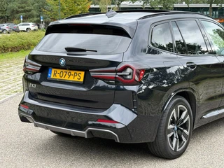 BMW IX3 M SPORT pakket 80 kWh, panoramadak, SOH 98,2 %,vol opties, 1 e eigenaar,conjac sport leder, Origineel NL auto met nap / 28