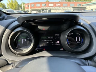 Toyota Yaris 1.5 Hybrid GR SPORT PANODAK STOEL/STUURVERW JBL-AUDIO HEAD-UP 18'' LM-VELGEN PARK-SENSOREN NAVI KEYLESS CAMERA APPLE/ANDROID NL-AUTO 1E-EIG / 18