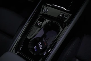 Audi Q3 1.5 272pk e-hybrid S edition Trekhaak Camera Keyless Panoramadak Stoelverwarming Virtual Cockpit Navigatie 2x S-Line / 36