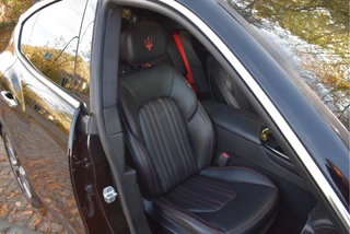 Maserati Levante 3.0 V6 AWD GranLusso 350 pk Facelift Driver ass.Pack 1 | Open dak | Harman/Kardon | Camera | Luchtvering | Carplay | Keyless | DAB | Full LED | 20" / 15
