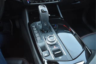Maserati Levante 3.0 V6 AWD GranLusso 350 pk Facelift Driver ass.Pack 1 | Open dak | Harman/Kardon | Camera | Luchtvering | Carplay | Keyless | DAB | Full LED | 20" / 24