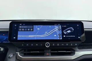 Jeep Compass Altitude 74 kWh | DEMO | 8 Jaar Speciale Garantie | Navigatie | Adapt. Cruise control | Climate control | Stoel- en stuurverwarming | Keyless | Zwart dak | 19" Lichtmetalen velgen / 23