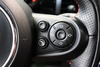 MINI Cooper S Cabrio Chili Automaat  / Navigatiesysteem / Leder / Climate Control / Harman Kardon / Parkeersensoren / LED / Sportstoelen / Windscherm / Cruise Control / 17 Inch / Lichtpakket / Bluetooth / 40