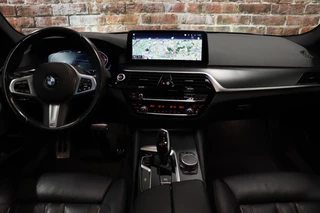 BMW 5 Serie Touring 520i High Executive M Sport Pakket Automaat  / Trekhaak / Navigatie Professional / Achteruitrijcamera / Comfortstoelen / DAB / Apple Carplay / Stoelverwarming / Adaptief Onderstel / Cruise Control / LED / 18