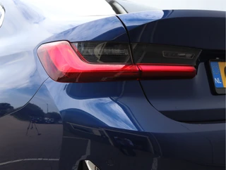 BMW 3 Serie 320i High Executive Edition  | Schuifdak | Leder | Camera | Org. NL / 14