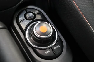 MINI Cooper Hatchback Business 3 deurs  / Navigatiesysteem / Airconditioning / Cruise Control / Bluetooth / Audio / 15 Inch / Elektrisch Pakket / 21