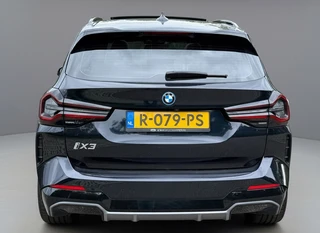 BMW IX3 M SPORT pakket 80 kWh, panoramadak, SOH 98,2 %,vol opties, 1 e eigenaar,conjac sport leder, Origineel NL auto met nap / 12