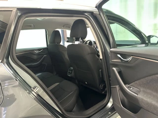 Skoda Kamiq 1.0 TSI 110pk Business Edition LED Stoelverwarming Navigatie Parkeersensoren Virtual Cockpit / 18
