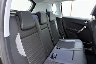Peugeot 2008 1.2 PureTech Allure | Navigatie | Climate Control | Cruise Control | Camera | Lichtmetalen Velgen | Parkeersensoren Achter / 15