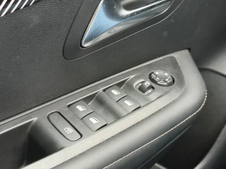 Peugeot 208 Allure 1.2 Hybrid 100PK e-DCS6 Automaat Trekhaak, Navigatie, Achteruitrijcamera, Keyless, Stoelverwarming, Apple Carplay, Android Auto / 17