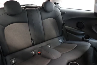 MINI Cooper Hatchback Pepper Business Automaat 3 deurs  / Navigatiesysteem / Cruise Control / Achteruitrijcamera / Comfort Access / Bluetooth / Climate Control / Lichtpakket / Parkeersensoren  / 16 Inch / Chrome Line / 17
