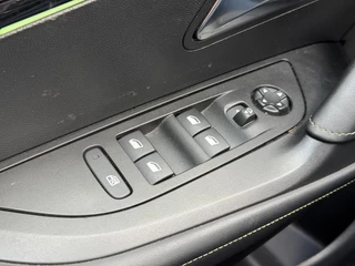 Peugeot e-2008 GT Pack 50 kWh 136PK Automaat Navigatie, Achteruitrijcamera, Keyless, Stoelverwarming, Adaptieve Cruise Control / 18