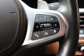 BMW 3 Serie Sedan 318i High Executive Luxury Line Automaat  / Live Cockpit Professional / Trekhaak / Stoelverwarming voor+achter / Achteruitrijcamera / Harman Kardon / Stuurverwarming / LED / Ambiance Verlichting / DAB / Sportstoelen / 37