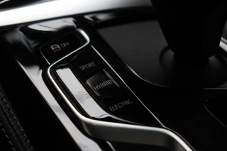 BMW 5 Serie Touring 530e High Executive M Sport Pakket Automaat  / Live Cockpit Professional / SOH 87% / Panoramadak / Trekhaak / Driving Assistant Professional / Comfortstoelen / Laserlight / Head-Up Display / Adaptief Onderstel / DAB / Parking Assistant / Hifi / 36