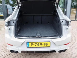 Porsche Cayenne Coupé 3.0 E-Hybrid Pano Achterasbesturing Krijtgrijs Luchtvering Softclose Stoelkoeling SOH 88,7% / 10
