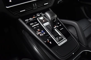 Porsche Cayenne Coupé 3.0 E-Hybrid Platinum Edition *Krijt* | Sportuitlaat | Panorama | ACC | Trekhaak | Ventilatie | Achterasbesturing | Bose | Head-Up | 22'' Wielen | / 27