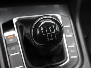 Volkswagen Tiguan 1.4 TSi 125 Pk Connected Series | Cruise Control | Navigatie | Climatronic | Parkeersensoren | 17 Inch | 158.663 Km !! / 26