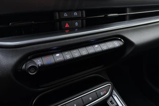 Fiat 600 1.2 Turbo 145pk Hybrid Automaat Sport | DEMO | Tot 8 jaar garantie | Navigatie | Achteruitrijcamera | Elektrische achterklep | LED Matrix koplampen | Sportief interieur | 18" Lichtmetalen velgen | Zwart dak / 37