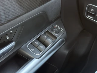 Mercedes-Benz GLA 250 e Business Solution AMG / 38