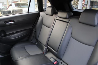 Toyota Corolla Cross 2.0 HYBRID 184PK FIRST-EDITION BLIND-SPOT EL-ACHTERKLEP LM-VELGEN KEYLESS PARK-SENSOREN STOELVERW DRAADLOOS-LADEN AD-CRUISE BLUETOOTH / 10