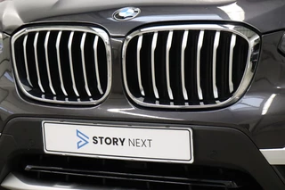 BMW X3 xDrive20i High Executive xLine Automaat  / Navigatie Professional / Leder / Trekhaak / 19 Inch / Adaptieve LED-koplampen / Stoelverwarming / Ambiance Verlichting / Parkeersensoren voor+achter / Sportstoelen / 10