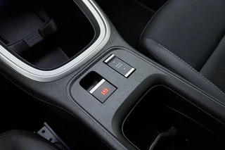 Jeep Avenger 1.2 e-Hybrid 110pk Automaat Summit | Navigatie | Achteruitrijcamera | Adapt. Cruise control | Climate control | Elektrische achterklep | Keyless | 18" Lichtmetalen velgen | 8 jaar garantie / 33