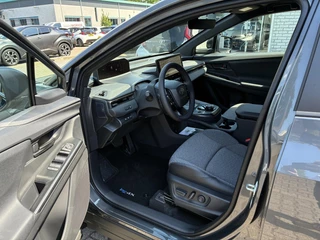 Toyota bZ4X Touring DYNAMIC 75 KWH VOORRAAD VOORDEEL VAN €49.990 VOOR €47.300!!! BLIND-SPOT PARK-SENSOREN STOEL/STUURVERW APPLE/ANDROID 18" LM-VELGEN / 4