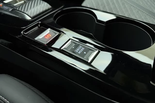 Peugeot 2008 1.2 Hybrid 145 Allure | Climate & Cruise control | Achteruitrijcamera |voorstoelen verwarmd | Parkeersensoren | AppleCarplay / AndroidAuto | Full LED / 24