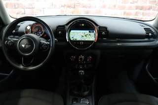 MINI Clubman Cooper Business  / Navigatiesysteem / Bluetooth / Airconditioning / Audio / 17 Inch / Cruise Control / 15