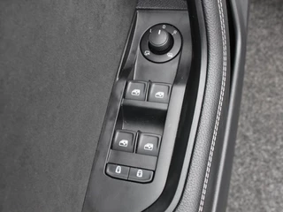 Škoda Superb Combi 1.4 TSI iV Sportline Business | Trekhaak | Camera | Stoel/Stuur Verwarming | Carplay | Navigatie | Climatronic | 19 Inch | 39.084 Km !! / 25