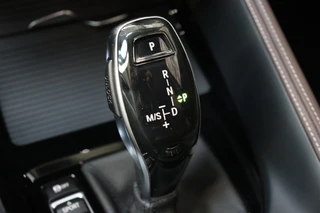 BMW X1 sDrive20i High Executive xLine Automaat  / Navigatiesysteem Plus / Trekhaak / Achteruitrijcamera / Leder / Head-Up Display / 18 Inch / 18 Inch / Stoelverwarming / Extra Getint Glas / Lichtpakket / 19